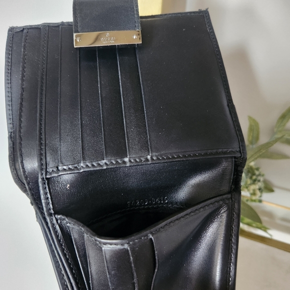 SALE! Gucci Wallet - authentic GG monogram canvas & leather bifold - Picture 6 of 13